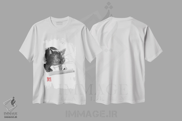 تیشرت سفید طرح دار گربه در حال نوشیدن، مدیوم اثر پِشان | فروشگاه ایماژ