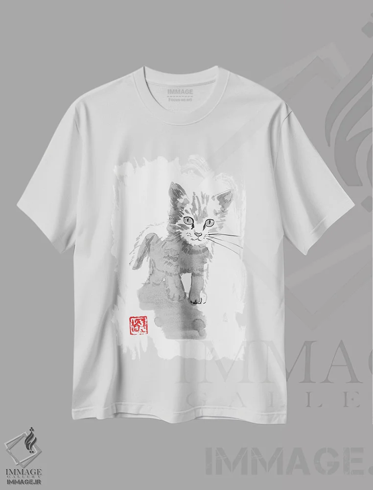 تیشرت سفید طرح دار گربه کوچک، دکور آسیایی اثر پِشان | immage.ir