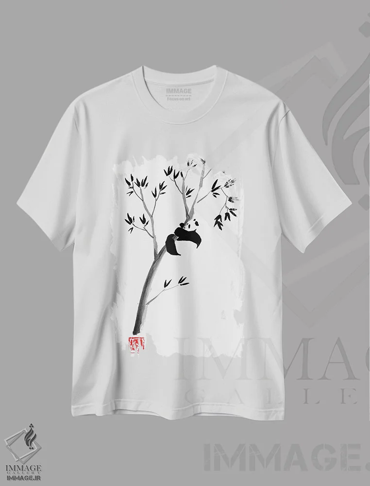 تیشرت سفید طرح دار پاندا روی درخت، دکور آسیایی اثر پِشان | immage.ir