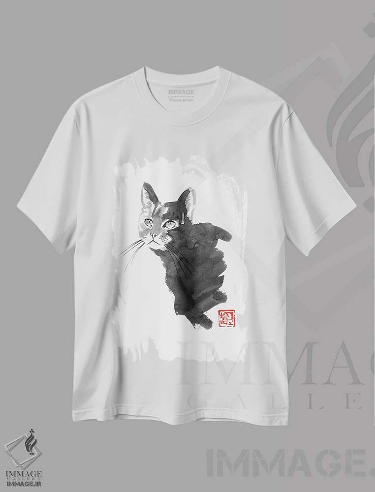 تیشرت سفید طرح دار گربه خیره، دکور آسیایی اثر پِشان | immage.ir