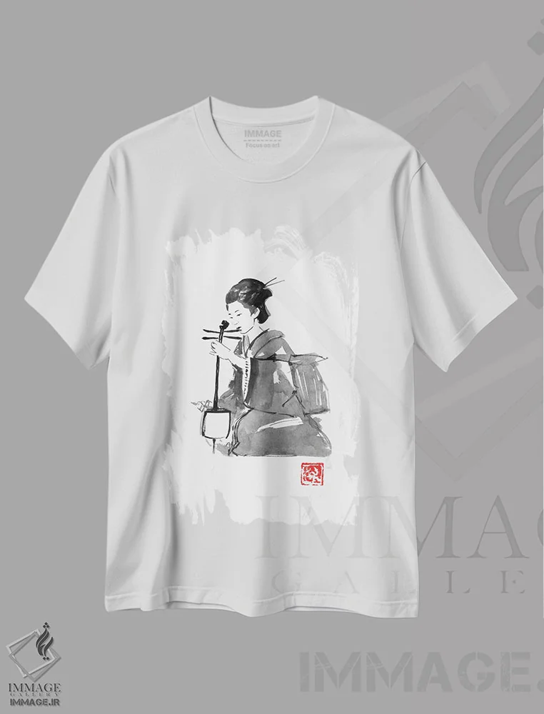 تیشرت سفید طرح دار بازی کردن گیشا، دکور آسیایی اثر پِشان | فروشگاه ایماژ