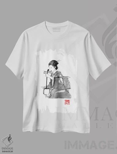 تیشرت سفید طرح دار بازی کردن گیشا، دکور آسیایی اثر پِشان | فروشگاه ایماژ
