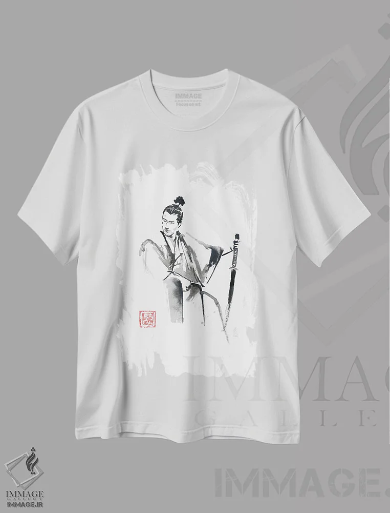 تیشرت سفید طرح دار سامورایی نشسته، دکور آسیایی اثر پِشان | فروشگاه ایماژ