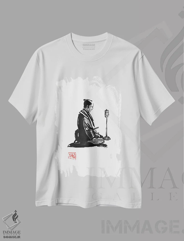 تیشرت سفید طرح دار سامورایی در حال نماز، دکور آسیایی اثر پِشان | immage.ir