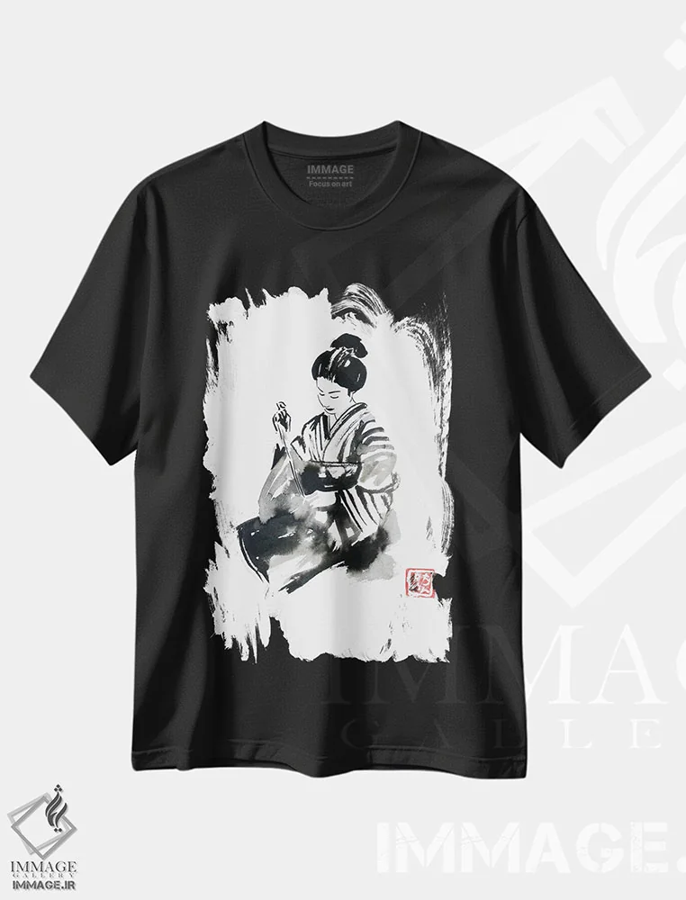 تیشرت مشکی طرح دار گیشا در حال دوخت، دکور آسیایی اثر پِشان | immage.ir