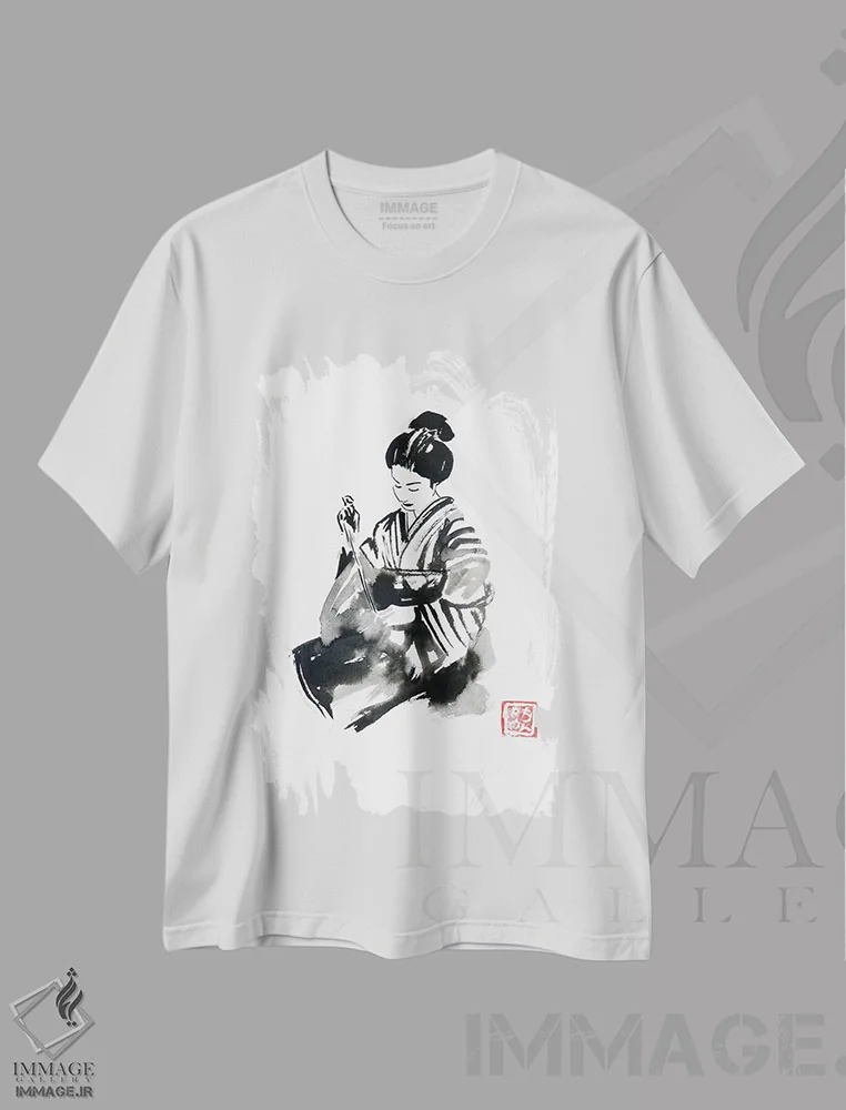 تیشرت سفید طرح دار گیشا در حال دوخت، دکور آسیایی اثر پِشان | فروشگاه ایماژ