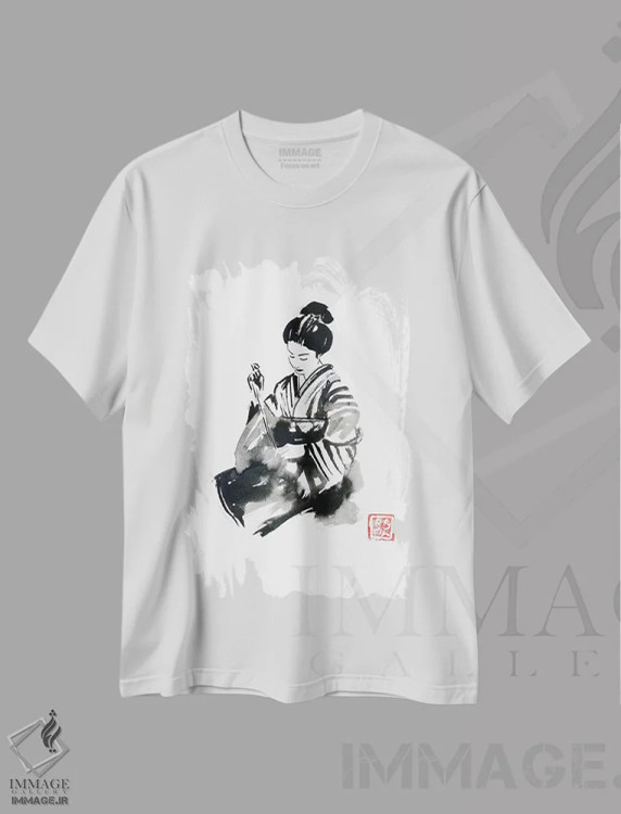 تیشرت سفید طرح دار گیشا در حال دوخت، دکور آسیایی اثر پِشان | فروشگاه ایماژ