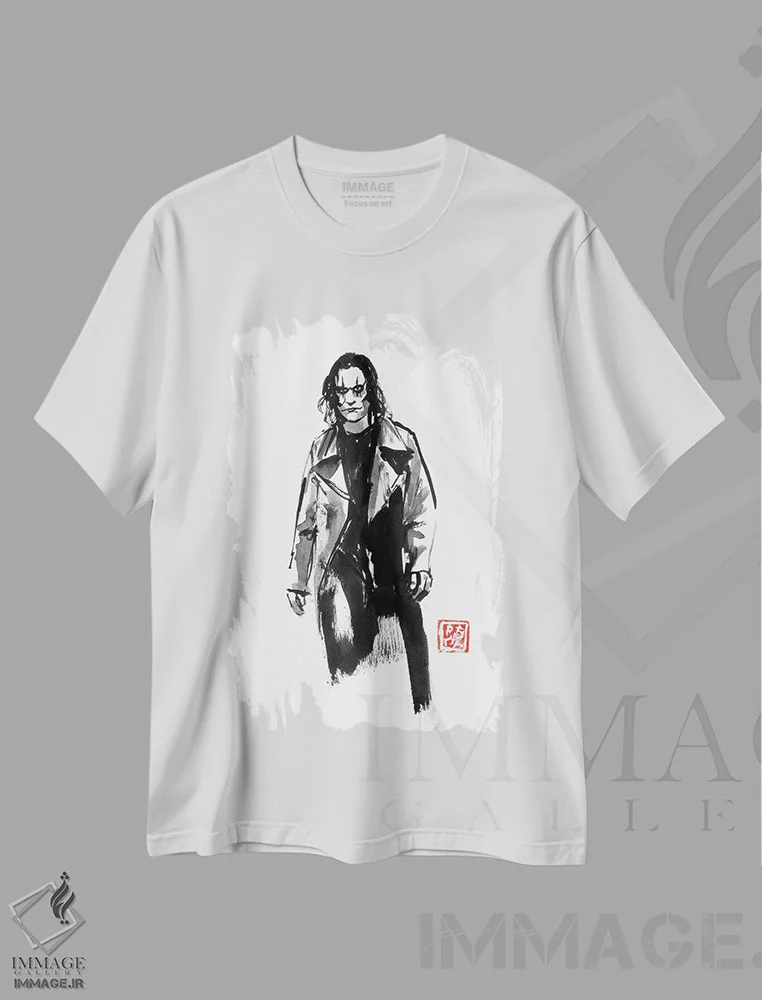 تیشرت سفید طرح دار کلاغ در حال راه رفتن، نقاشی و تصویرگری سیاه و سفید اثر پِشان | immage.ir