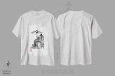 تیشرت سفید طرح دار گیشا در حال محافظت از گودزیلا کوچک، دکور آسیایی اثر پِشان | immage.ir