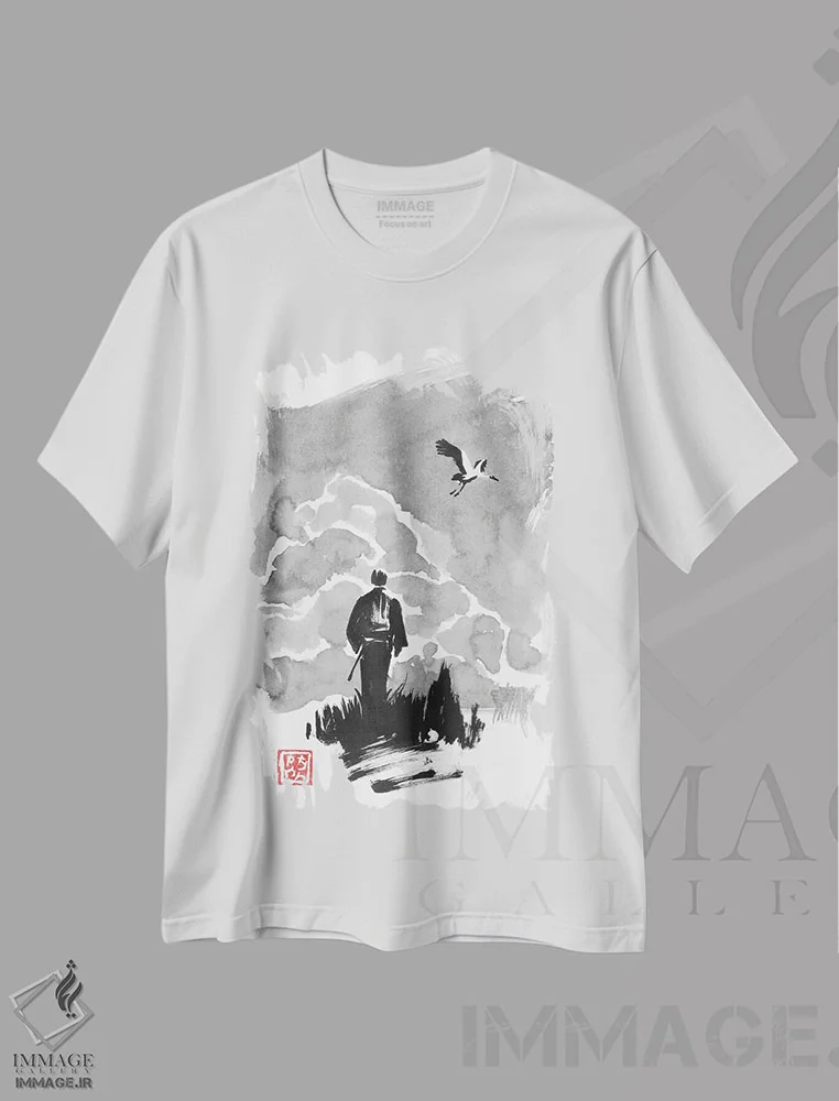 تیشرت سفید طرح دار سامورایی در حال راه رفتن در دشت، دکور آسیایی اثر پِشان | فروشگاه ایماژ