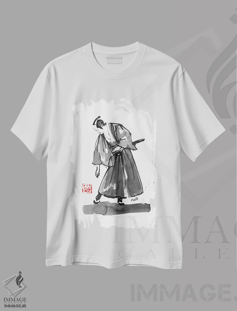 تیشرت سفید طرح دار سامورایی در حال بررسی زوری خود، دکور آسیایی اثر پِشان | فروشگاه ایماژ