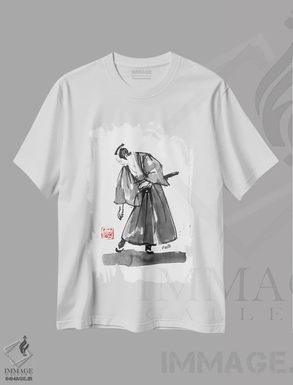تیشرت سفید طرح دار سامورایی در حال بررسی زوری خود، دکور آسیایی اثر پِشان | فروشگاه ایماژ