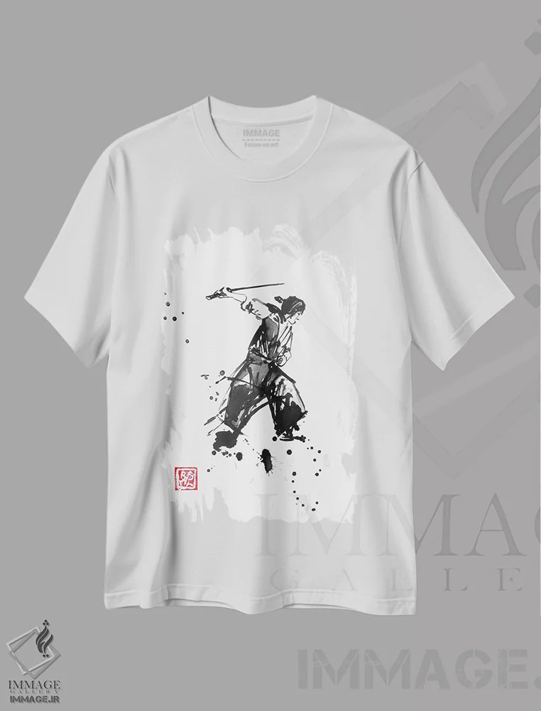 تیشرت سفید طرح دار سامورایی در حال بریدن، دکور آسیایی اثر پِشان | immage.ir