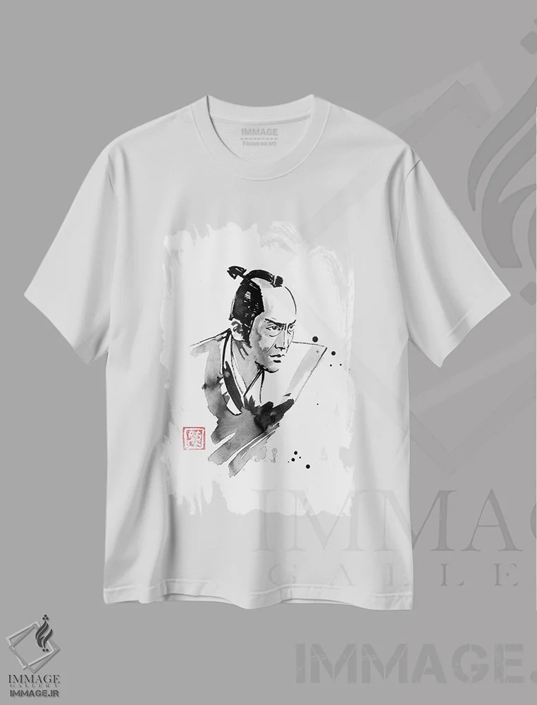 تیشرت سفید طرح دار سامورایی در حال نگاه کردن، دکور آسیایی اثر پِشان | فروشگاه ایماژ