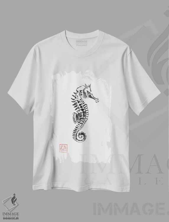 تیشرت سفید طرح دار اسب دریایی، دکور آسیایی اثر پِشان | فروشگاه ایماژ