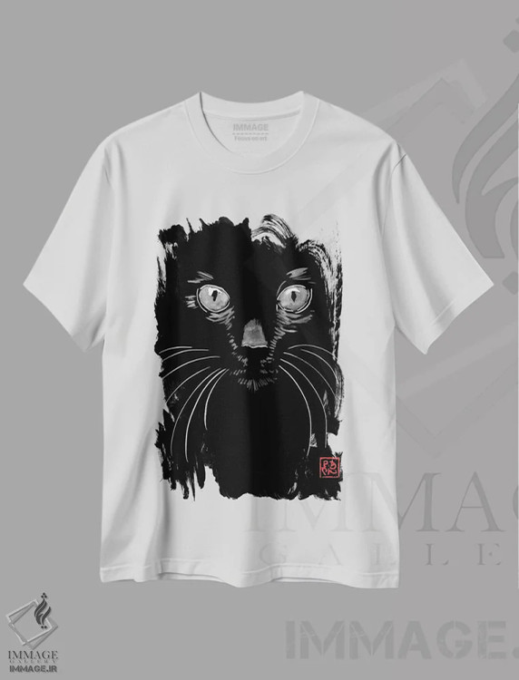 تیشرت سفید طرح دار گربه سیاه در سیاه، تزئینی اثر پِشان | immage.ir