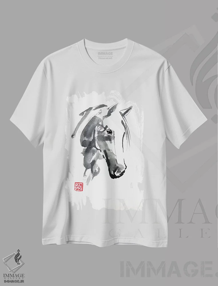 تیشرت سفید طرح دار سر اسب، هنر تزئینی سیاه و سفید اثر پِشان | immage.ir