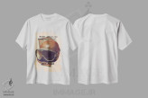 تیشرت سفید طرح دار کلاه ایمنی رتو خوان مانوئل فانجیو، تزئینی اثر پاپ کالت پوسترز | immage.ir