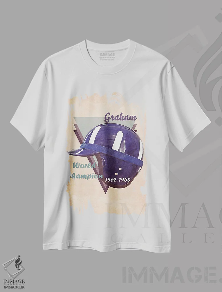 تیشرت سفید طرح دار کلاه ایمنی رتو گراهام هیل، تزئینی اثر پاپ کالت پوسترز | فروشگاه ایماژ