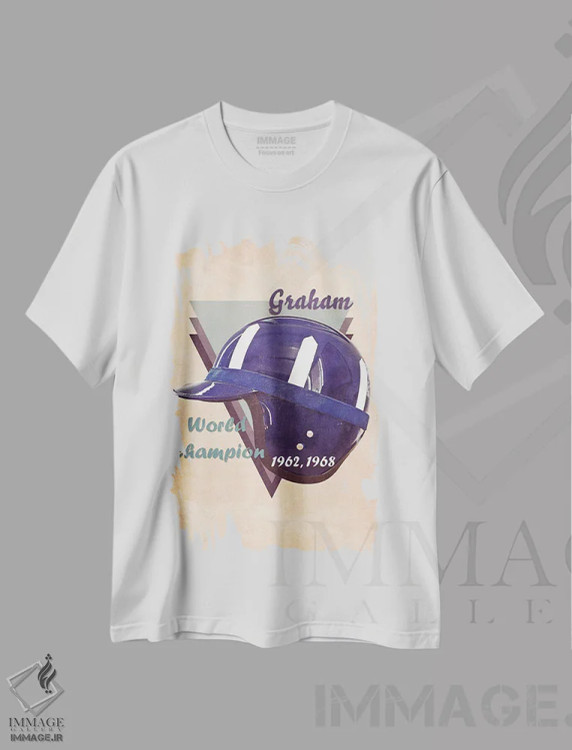 تیشرت سفید طرح دار کلاه ایمنی رتو گراهام هیل، تزئینی اثر پاپ کالت پوسترز | فروشگاه ایماژ