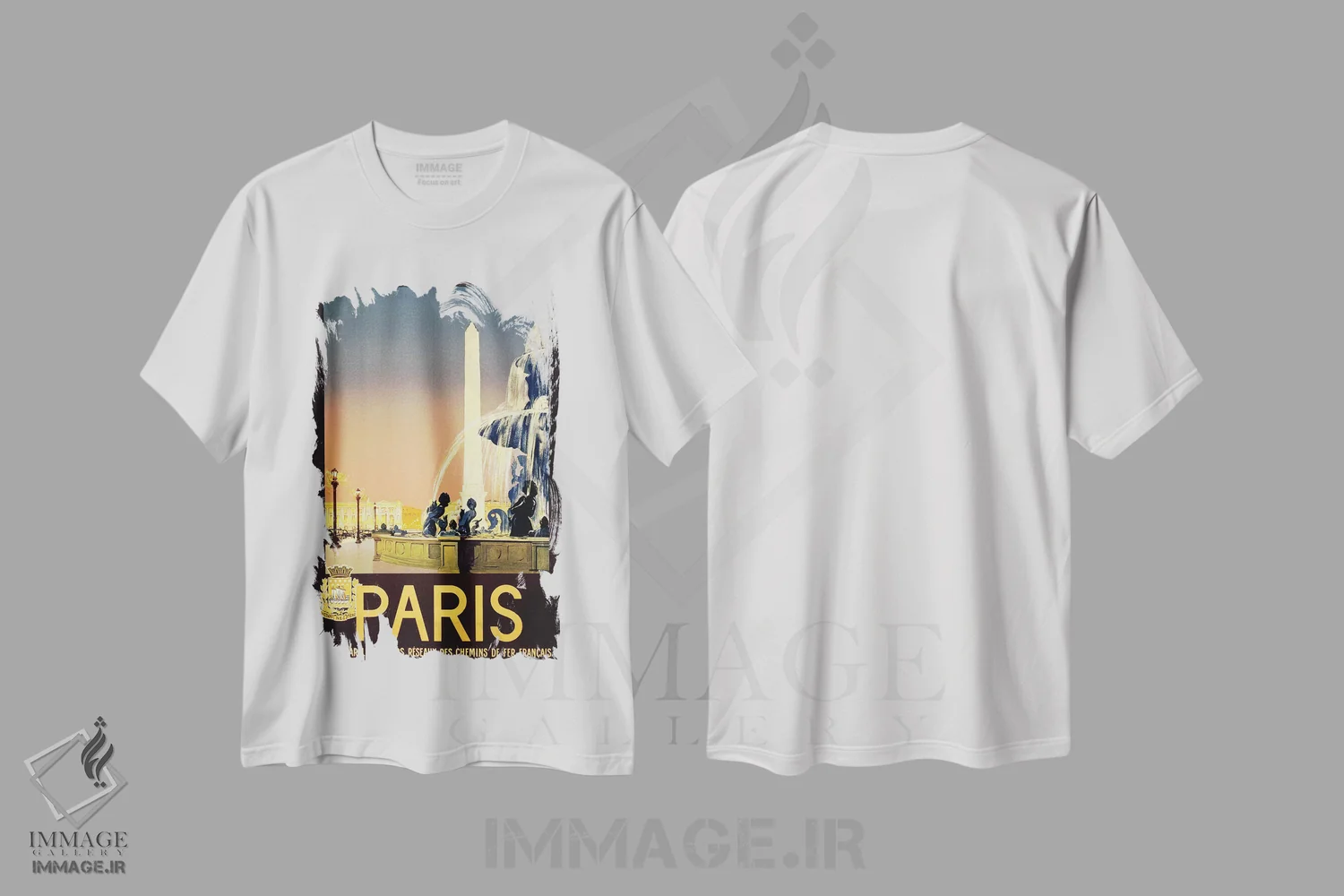 تیشرت سفید طرح دار پوستر سفر پلایس دو لا کُرکورد، پاریس، فرانسه، دهه 1930، تزئینی اثر پیدیکس | immage.ir