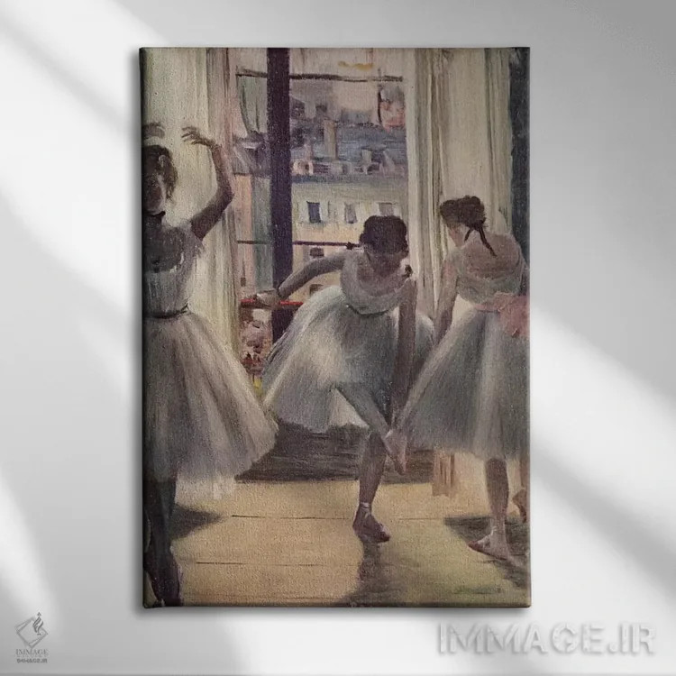 تابلو سه رقاص در سالن تمرین اثر ادگار دگا (نقاش و مجسمهساز فرانسوی) - نمای روبهرو روی دیوار