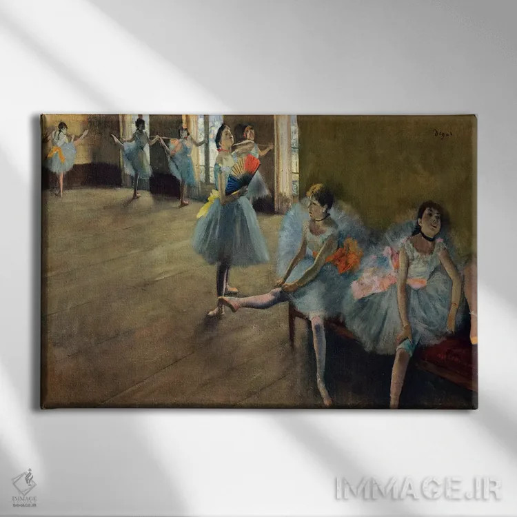 تابلو رقاصان کنار ریل اثر ادگار دگا (نقاش و مجسمهساز فرانسوی) - نمای روبهرو روی دیوار