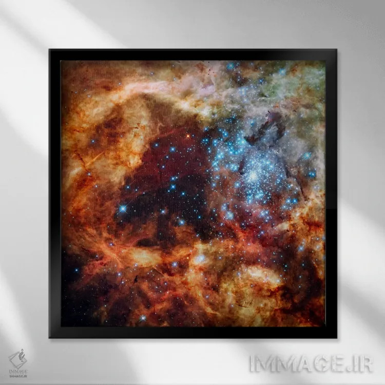 تابلو خوشه ستارهای R136 (تلسکوپ فضایی هابل) اثر ناسا (آژانس فضایی آمریکا) - نمای قابدار مشکی