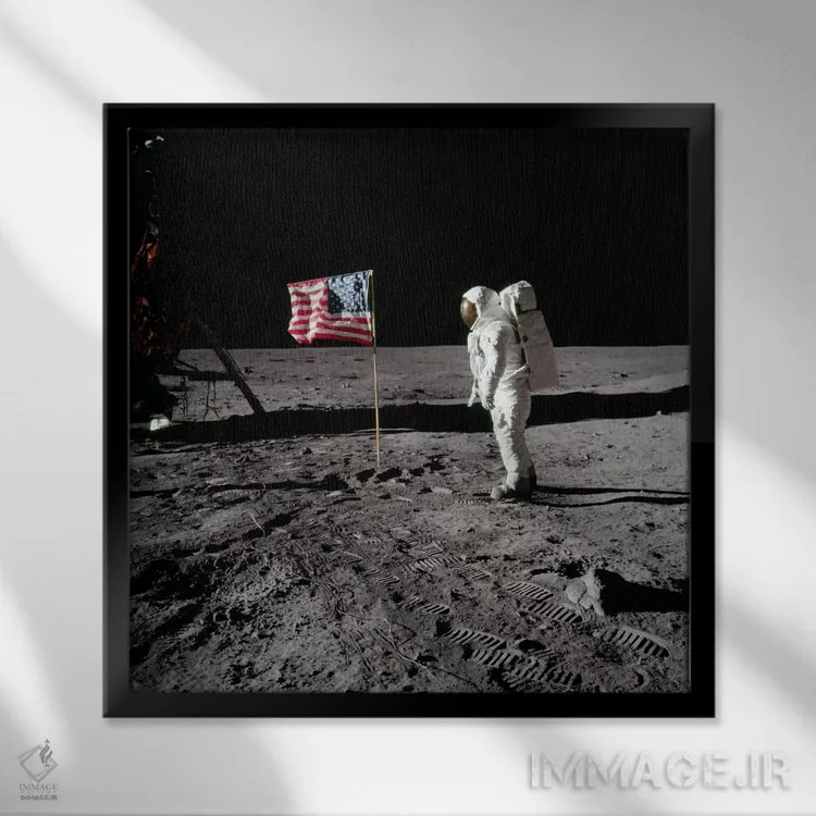 تابلو نیل آرمسترانگ در حال نصب پرچم آمریکا روی ماه اثر ناسا (آژانس فضایی آمریکا) - نمای قابدار مشکی