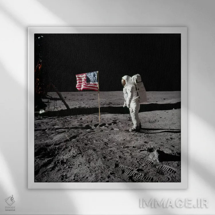 تابلو نیل آرمسترانگ در حال نصب پرچم آمریکا روی ماه اثر ناسا (آژانس فضایی آمریکا) - نمای قابدار سفید