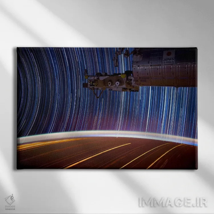 تابلو عکس با نوردهی طولانی از ستارهها در فضا اثر هنرمند ناشناس - نمای روبهرو روی دیوار