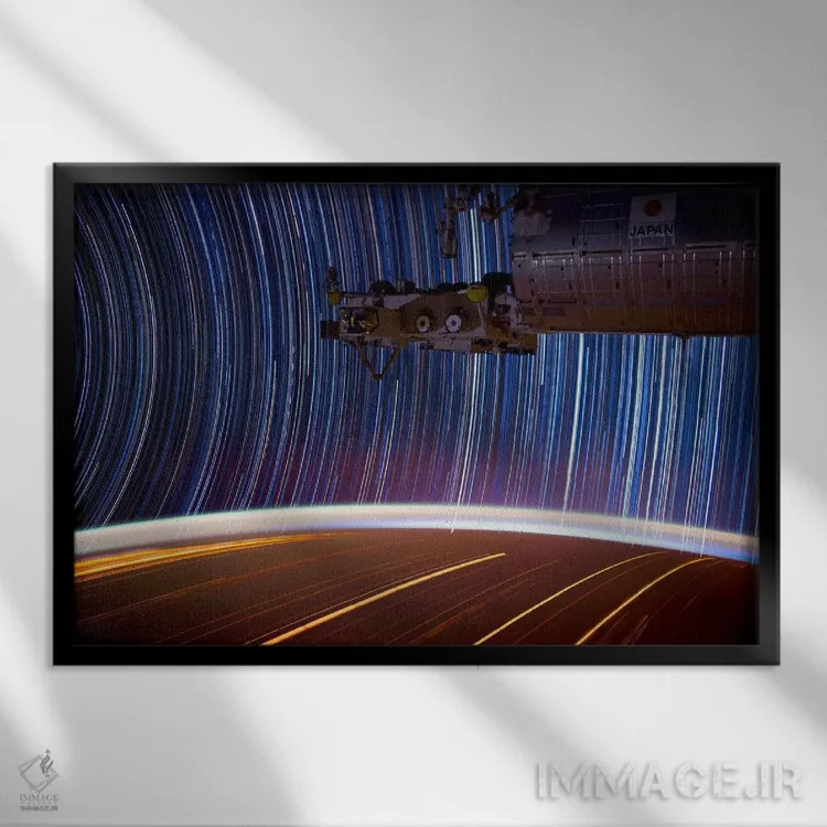 تابلو عکس با نوردهی طولانی از ستارهها در فضا اثر هنرمند ناشناس - نمای قابدار مشکی