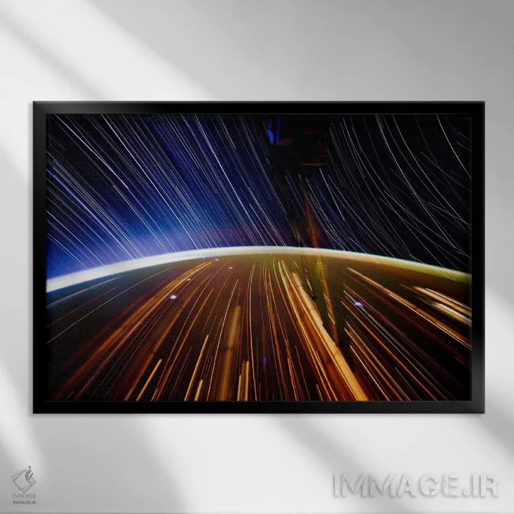 تابلو عکس نوردهی طولانی از ستارهها در فضا ۲ اثر هنرمند ناشناس - نمای قابدار مشکی