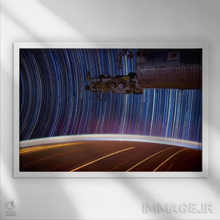 تابلو عکس با نوردهی طولانی از ستارهها در فضا اثر هنرمند ناشناس - نمای قابدار سفید