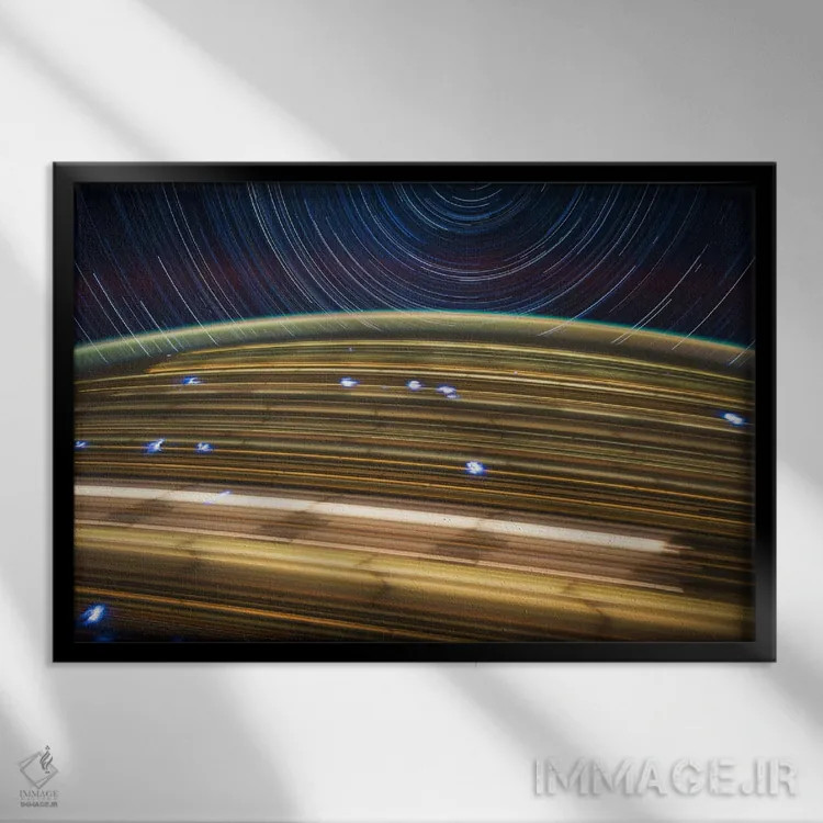 تابلو عکس نوردهی طولانی از ستارهها در فضا ۴ اثر هنرمند ناشناس - نمای قابدار مشکی
