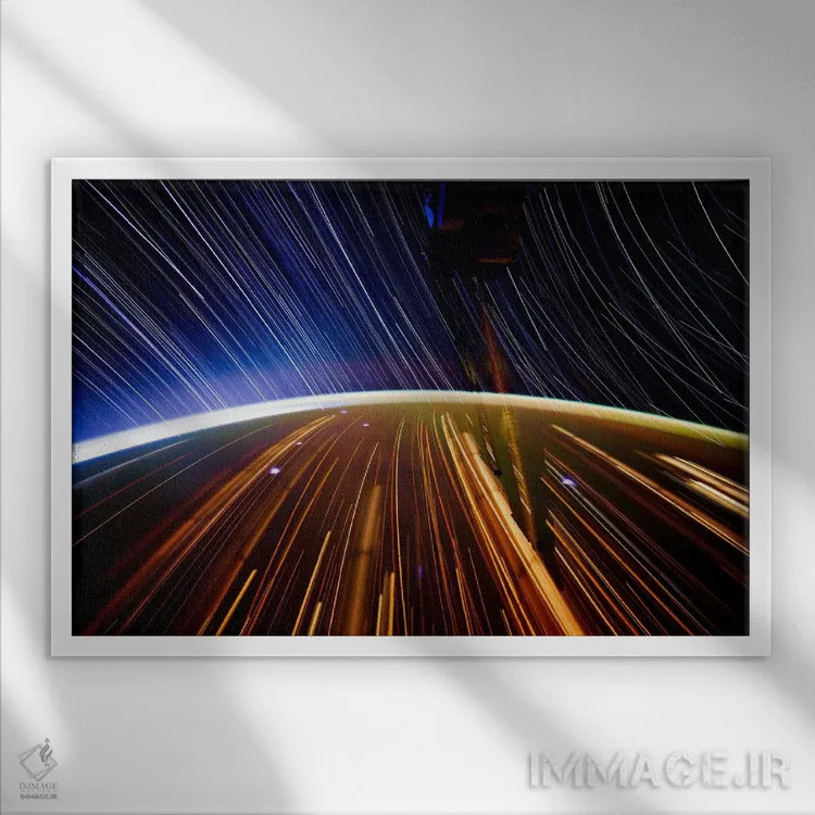 تابلو عکس نوردهی طولانی از ستارهها در فضا ۲ اثر هنرمند ناشناس - نمای قابدار سفید