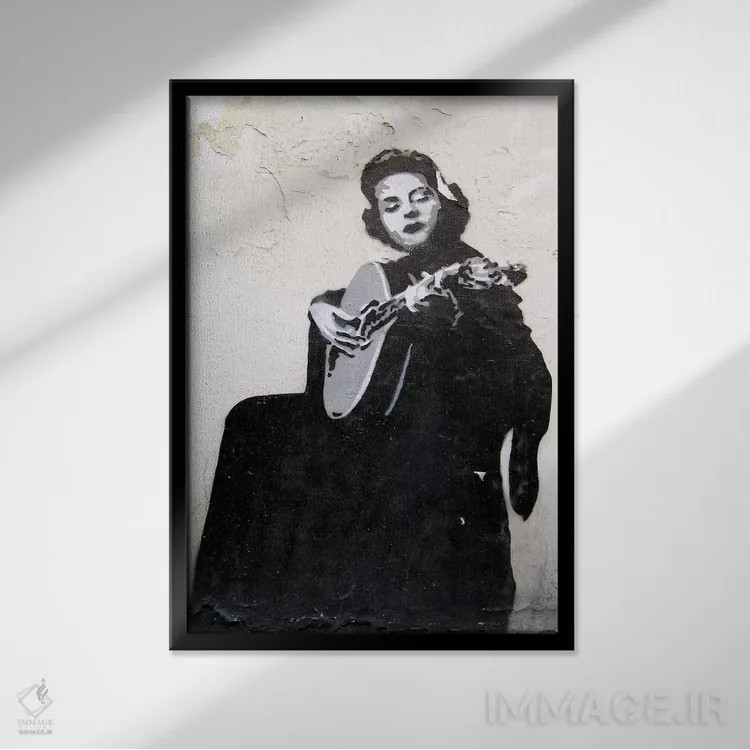 تابلو گیتاریست زن اثر هنرمند ناشناس - نمای قابدار مشکی