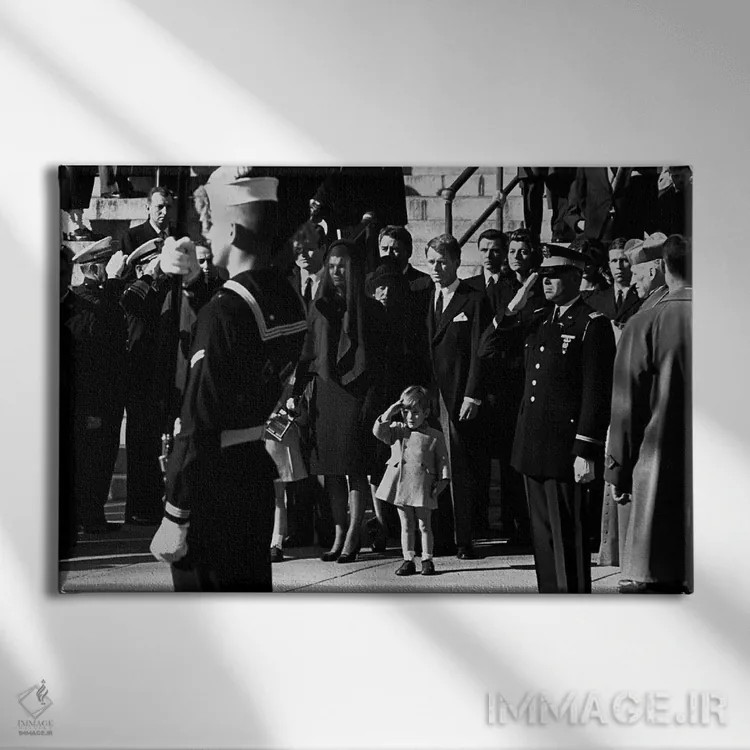 تابلو ادای احترام جان اف کندی جونیور به تابوت پدرش همراه با گارد افتخار، ۱۹۶۳ اثر هنرمند ناشناس - نمای روبهرو روی دیوار