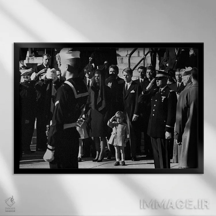 تابلو ادای احترام جان اف کندی جونیور به تابوت پدرش همراه با گارد افتخار، ۱۹۶۳ اثر هنرمند ناشناس - نمای قابدار مشکی