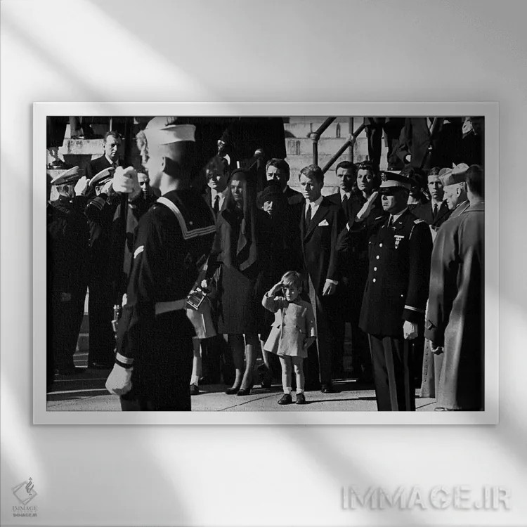تابلو ادای احترام جان اف کندی جونیور به تابوت پدرش همراه با گارد افتخار، ۱۹۶۳ اثر هنرمند ناشناس - نمای قابدار سفید