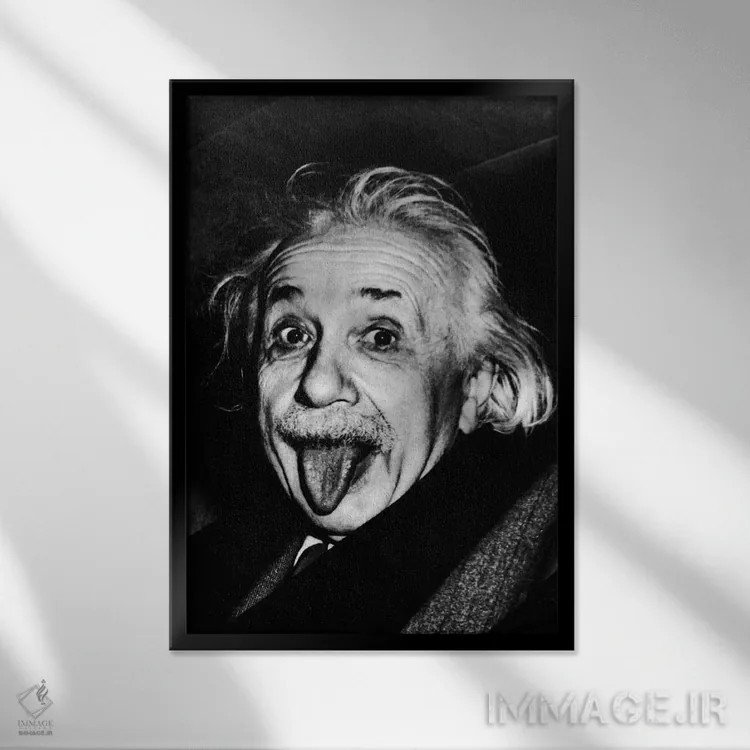 تابلو آلبرت اینشتین، زبان را بیرون آورده اثر آرتور ساس (عکاس) - نمای قابدار مشکی