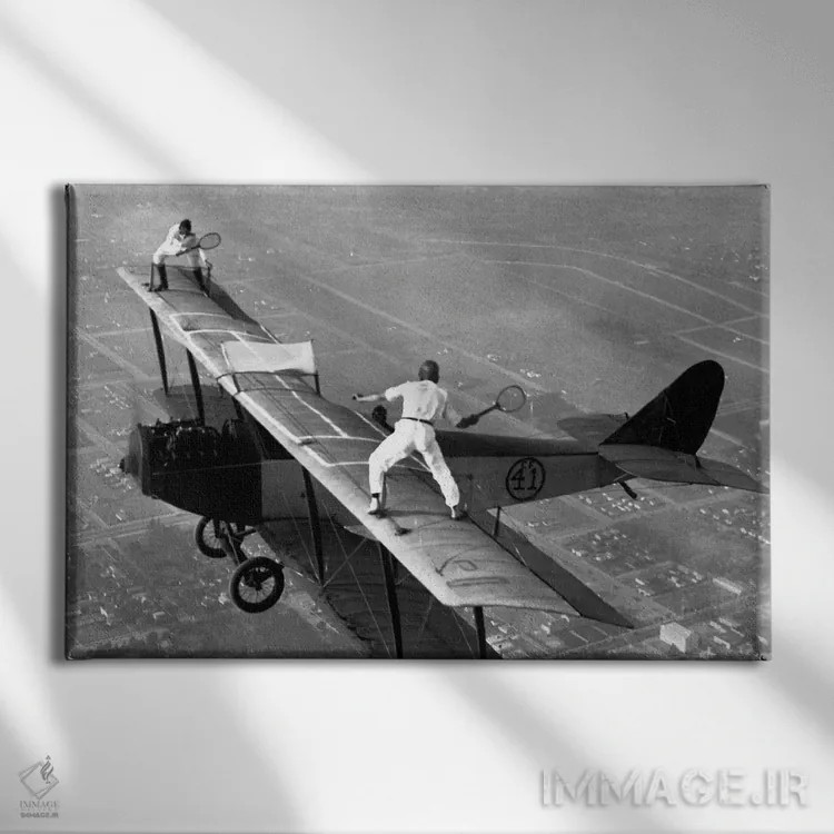 تابلو تنیس بازی روی هواپیمای دوباله در سال ۱۹۲۵ اثر هنرمند ناشناس - نمای روبهرو روی دیوار