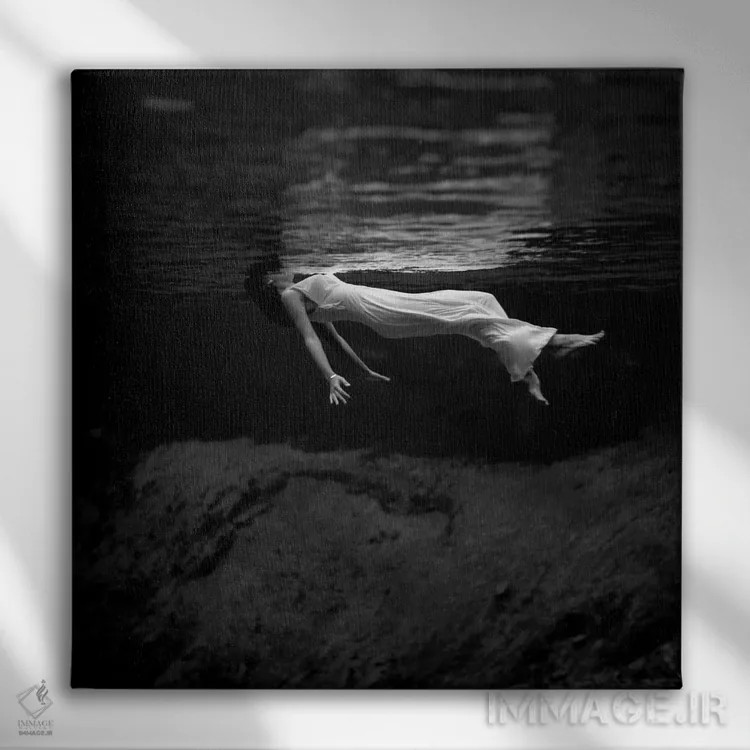تابلو زن در آب اثر تونی فریسل (عکاس زن آمریکایی) - نمای روبهرو روی دیوار
