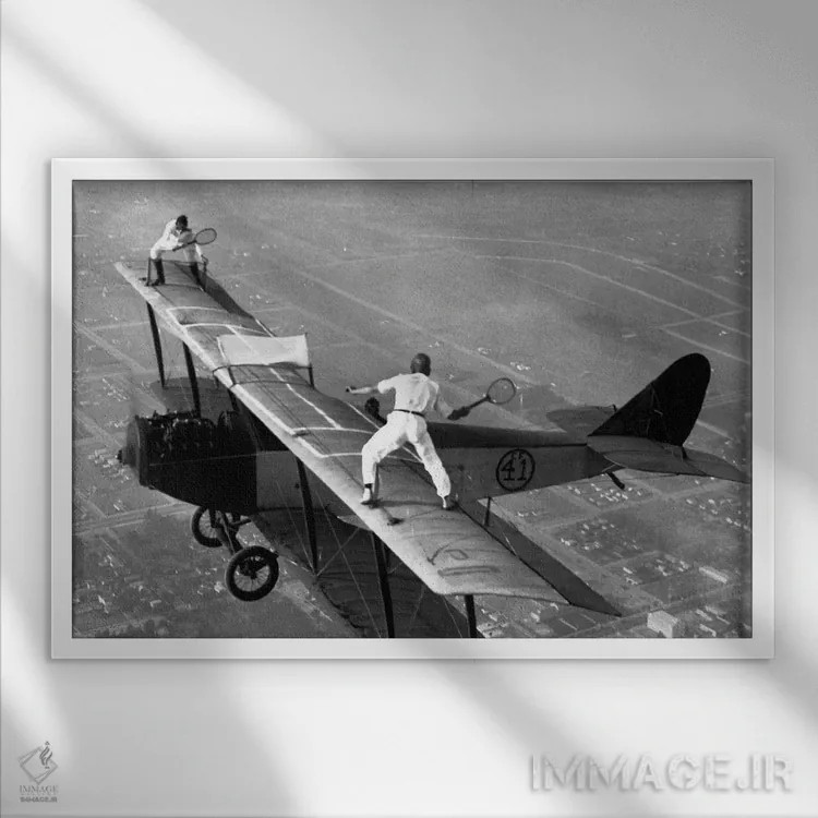 تابلو تنیس بازی روی هواپیمای دوباله در سال ۱۹۲۵ اثر هنرمند ناشناس - نمای قابدار سفید