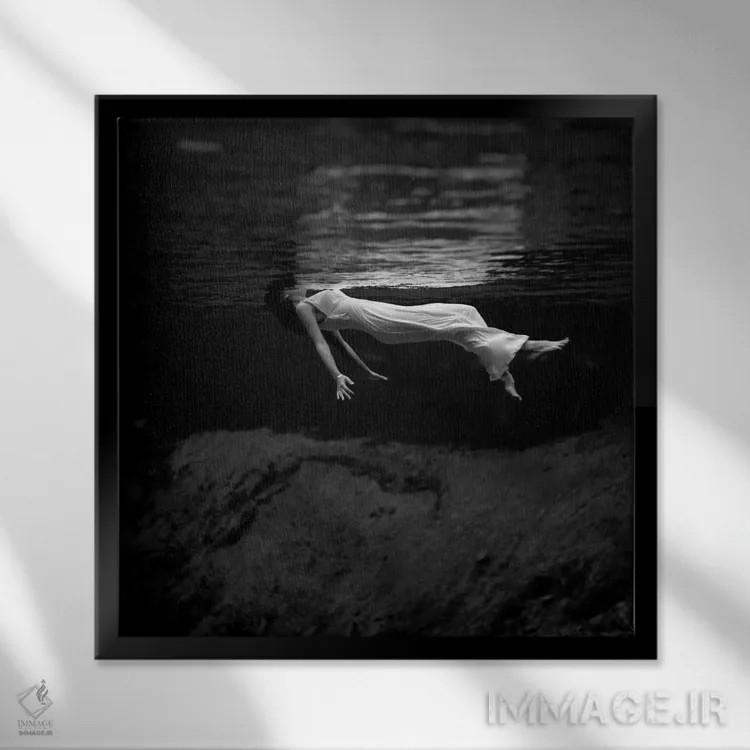 تابلو زن در آب اثر تونی فریسل (عکاس زن آمریکایی) - نمای قابدار مشکی