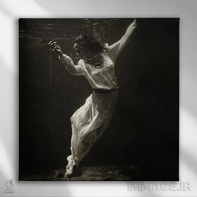 تابلو مدل مد زیر آب در آکواریوم دلفین (مارینلند فلوریدا) اثر تونی فریسل (عکاس زن آمریکایی) - نمای روبهرو روی دیوار