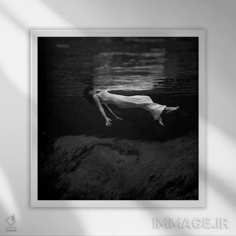 تابلو زن در آب اثر تونی فریسل (عکاس زن آمریکایی) - نمای قابدار سفید