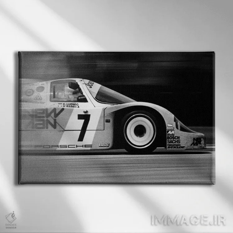تابلو خودروی مسابقهای پورشه ۹۵۶ اثر هنرمند ناشناس - نمای روبهرو روی دیوار