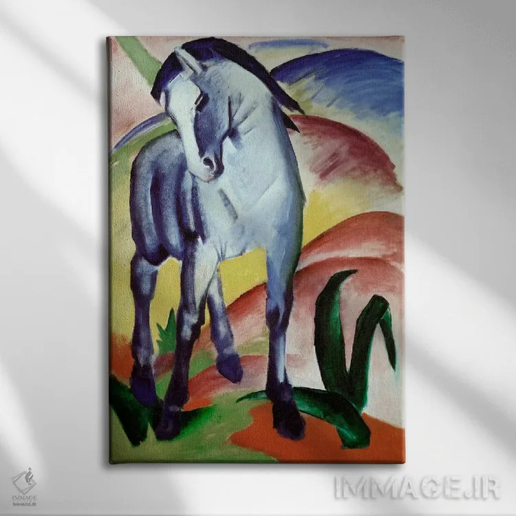 تابلو اسب آبی اثر فرانتس مارک (نقاش اکسپرسیونیست آلمانی) - نمای روبهرو روی دیوار