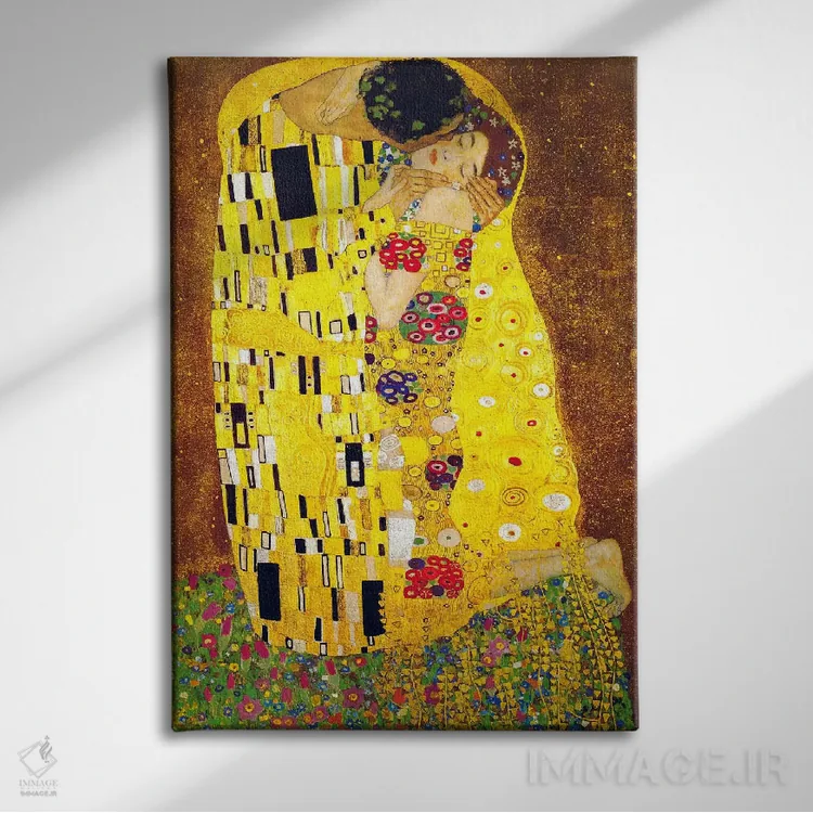 تابلو بوسه اثر گوستاو کلیمت - نمای روبهرو روی دیوار